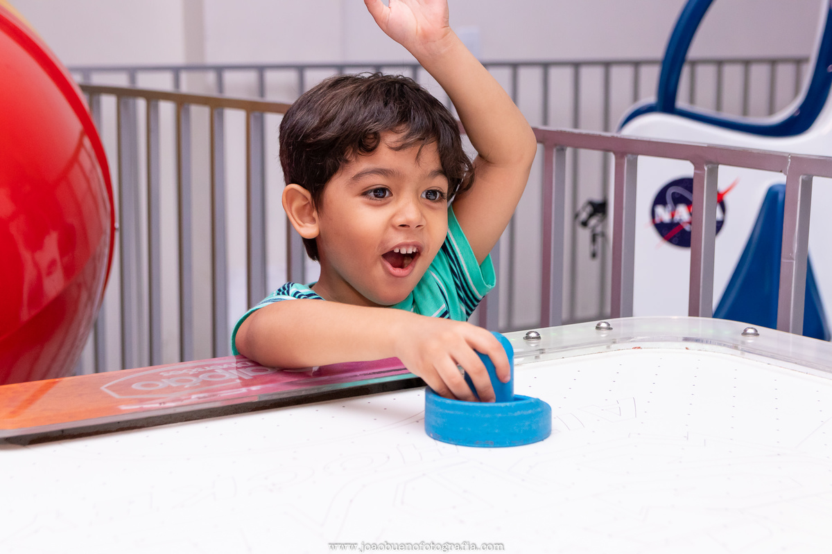 buffet pipoca 2 bauru, aniversário fada, criança se divertindo no airhockey