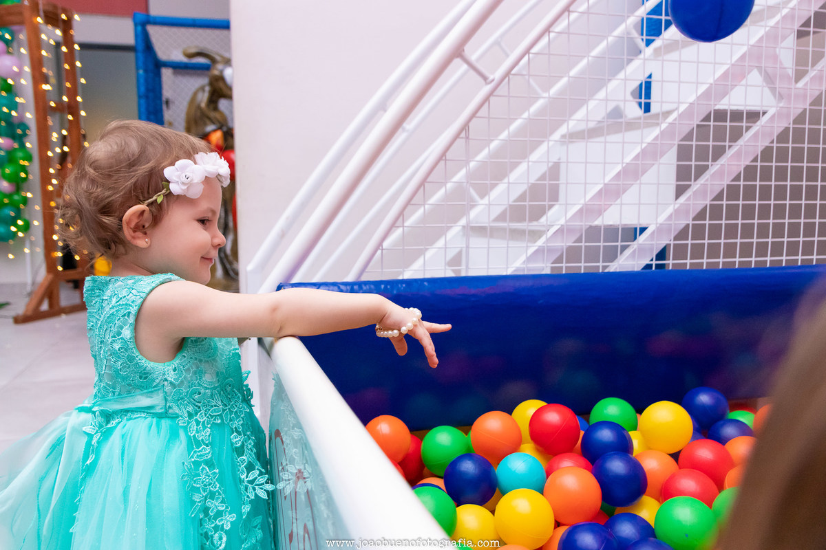 buffet pipoca 2 bauru, aniversário fada, aniversariante se divertindo em piscina de bolinhas