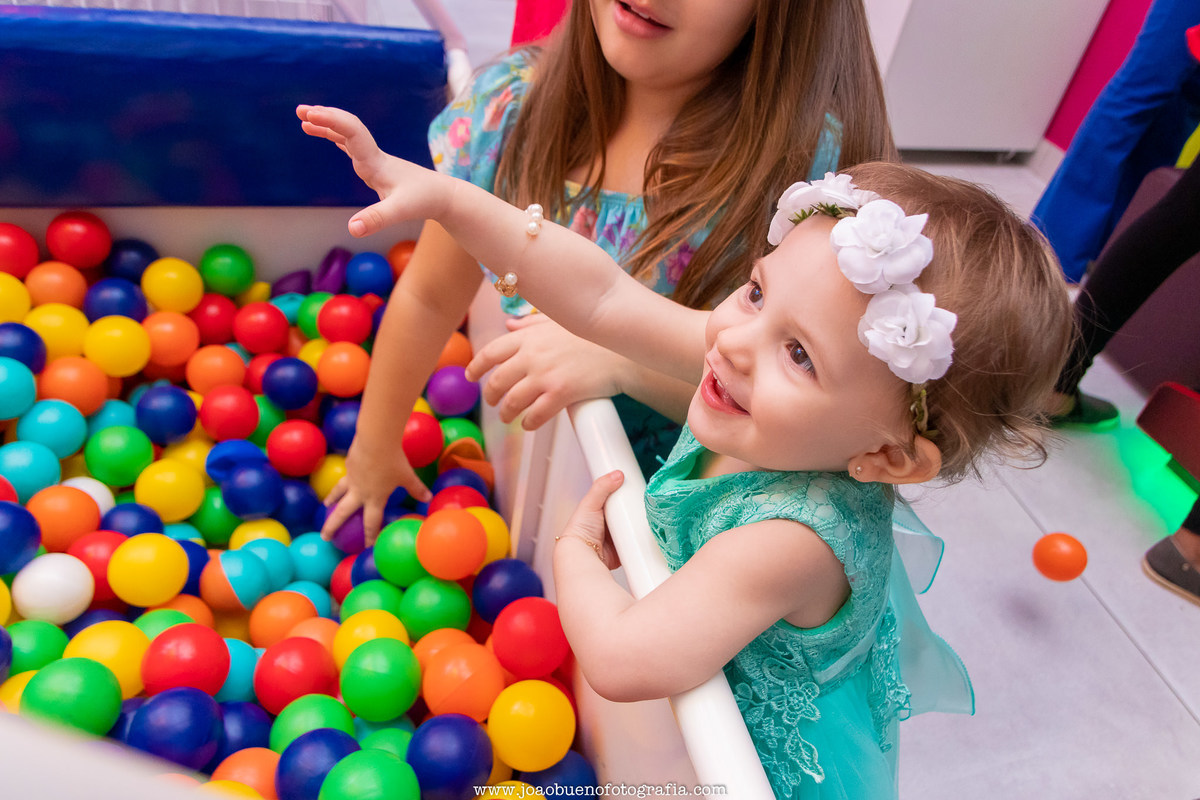 buffet pipoca 2 bauru, aniversário fada, criança brincando em seu aniversário, tiara de flores, vestido de fadas