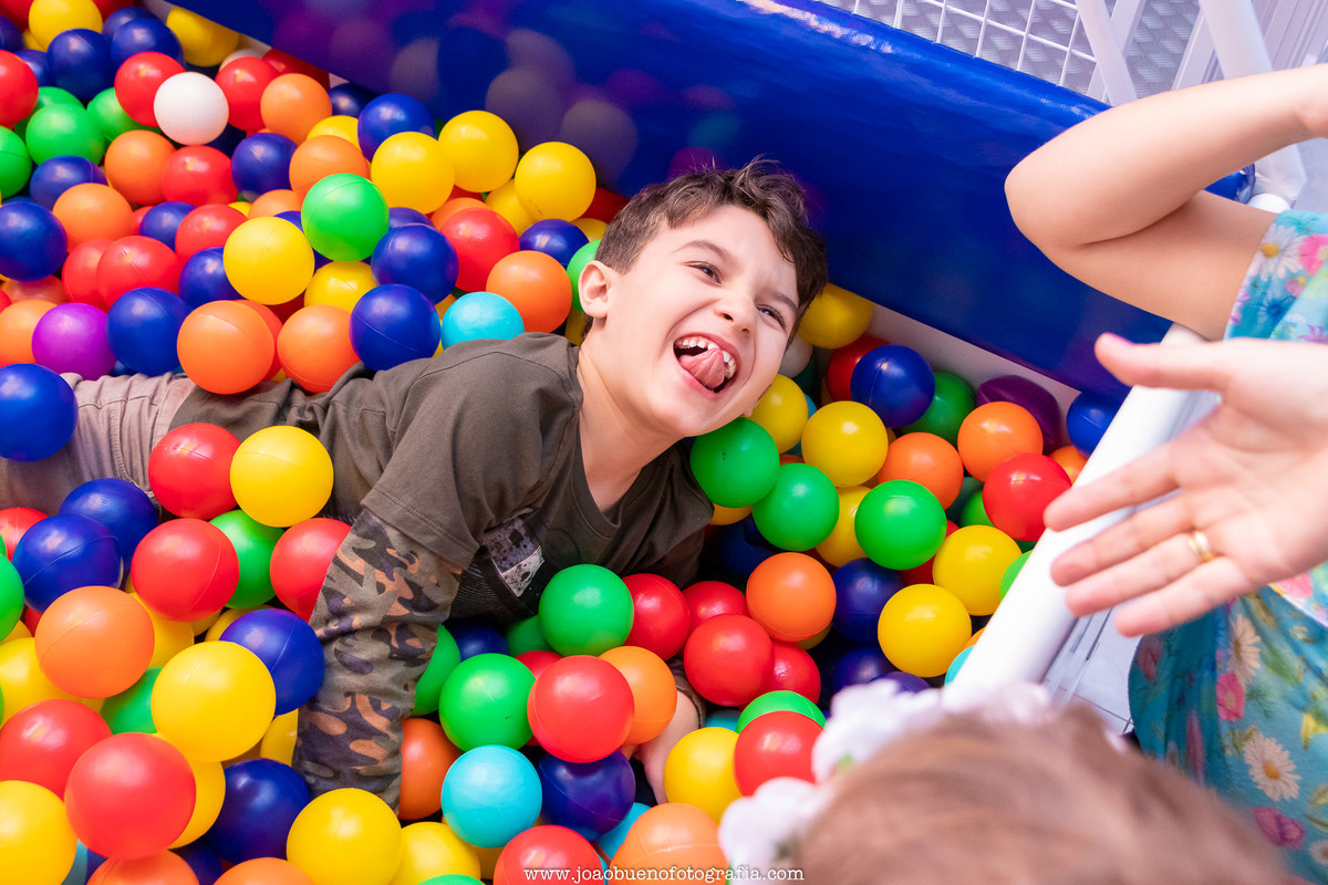 buffet pipoca 2 bauru, aniversário fada, menino fazendo careta, menino brincando na piscina de bolinhas