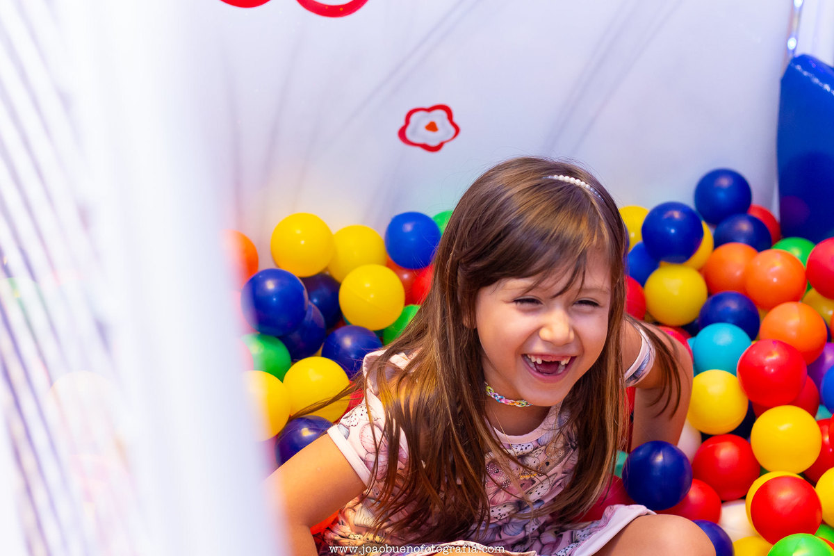 buffet pipoca 2 bauru, aniversário fada, menina brincando na piscina de bolinhas, menina com janelinha, franja em criança