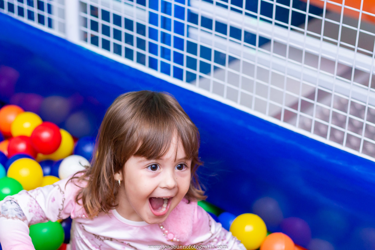 buffet pipoca 2 bauru, aniversário fada, menina sorrindo na piscina de bolinhas