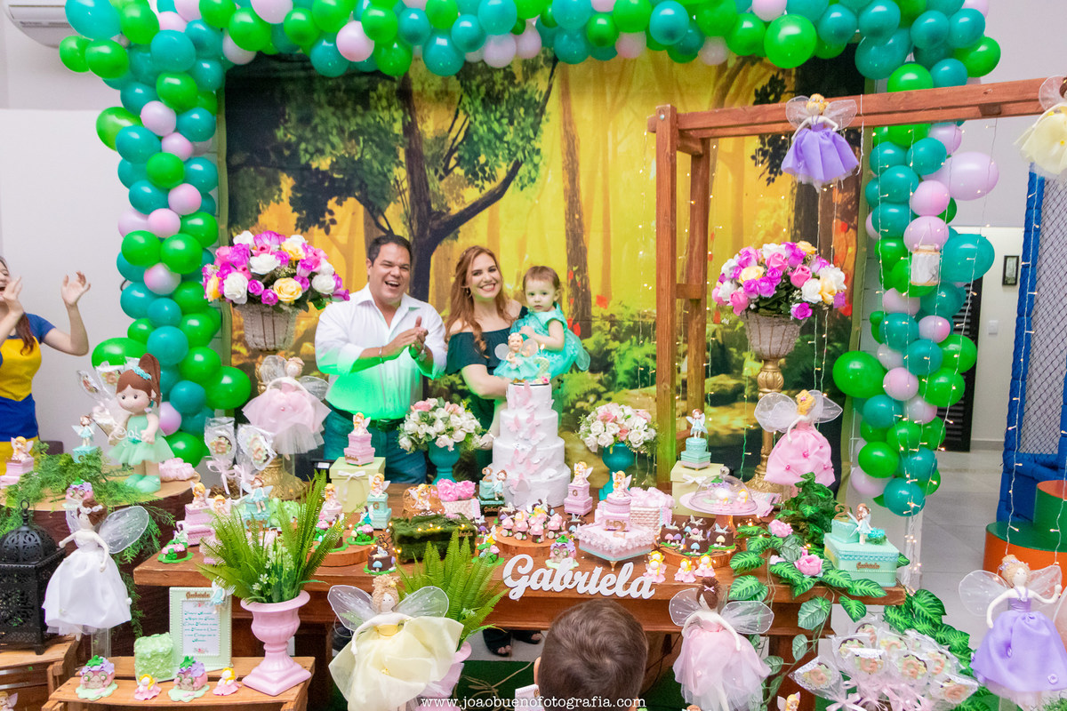 buffet pipoca 2 bauru, aniversário fada, hora do parabéns, família cantando parabéns