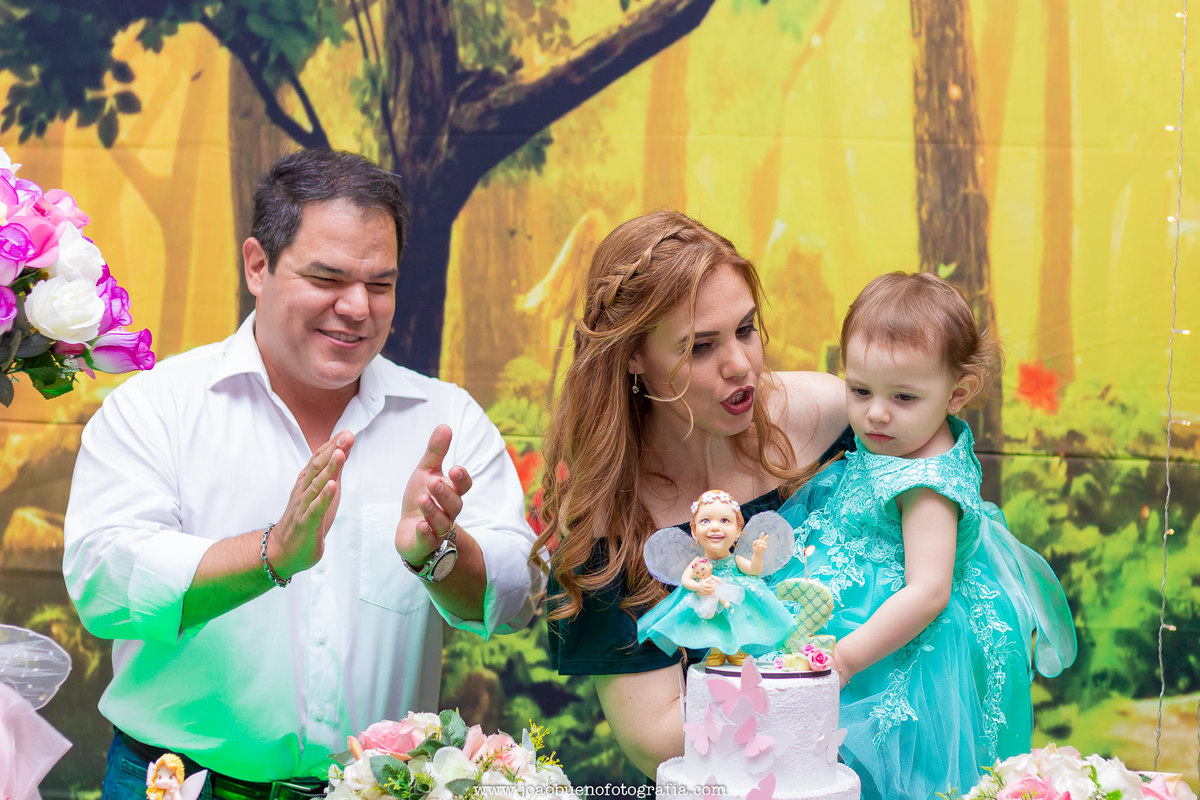 buffet pipoca 2 bauru, aniversário fada, hora do parabéns, familia assoprando as velinhas