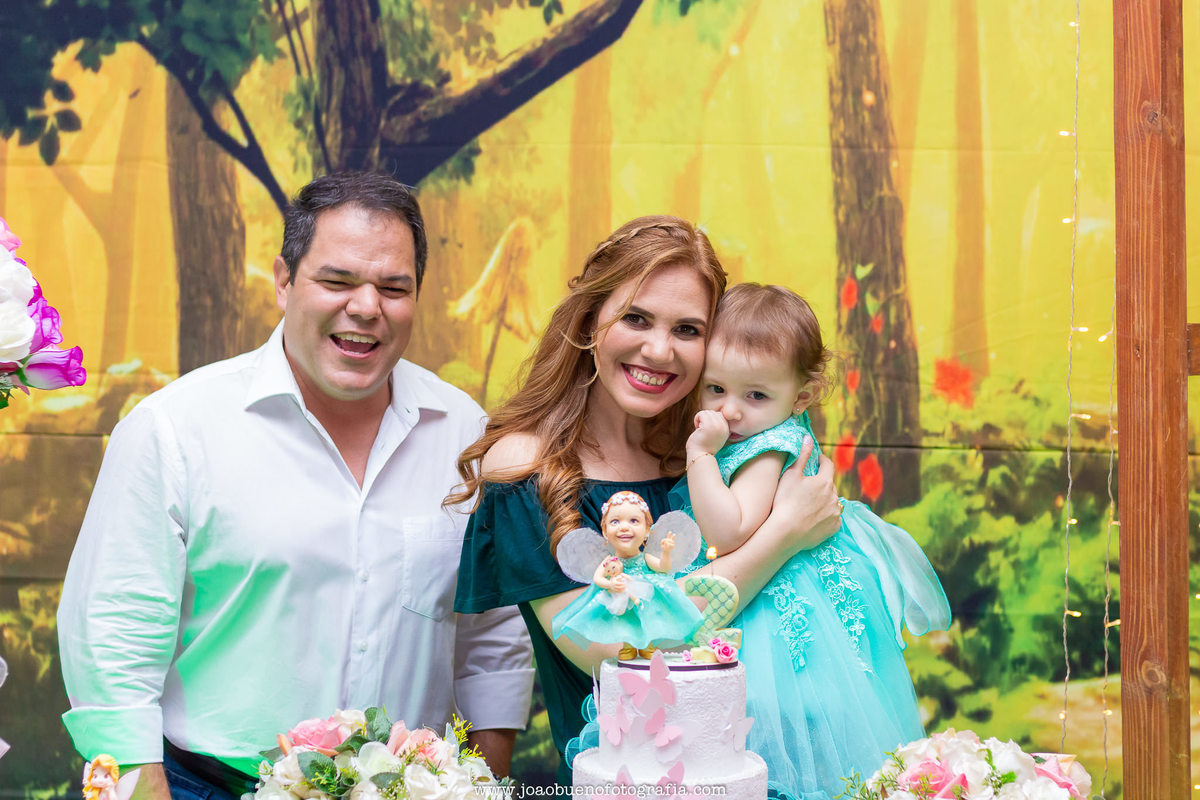 buffet pipoca 2 bauru, aniversário fada, foto com os pais na mesa do bolo, família sorrindo para a foto, decoração fada