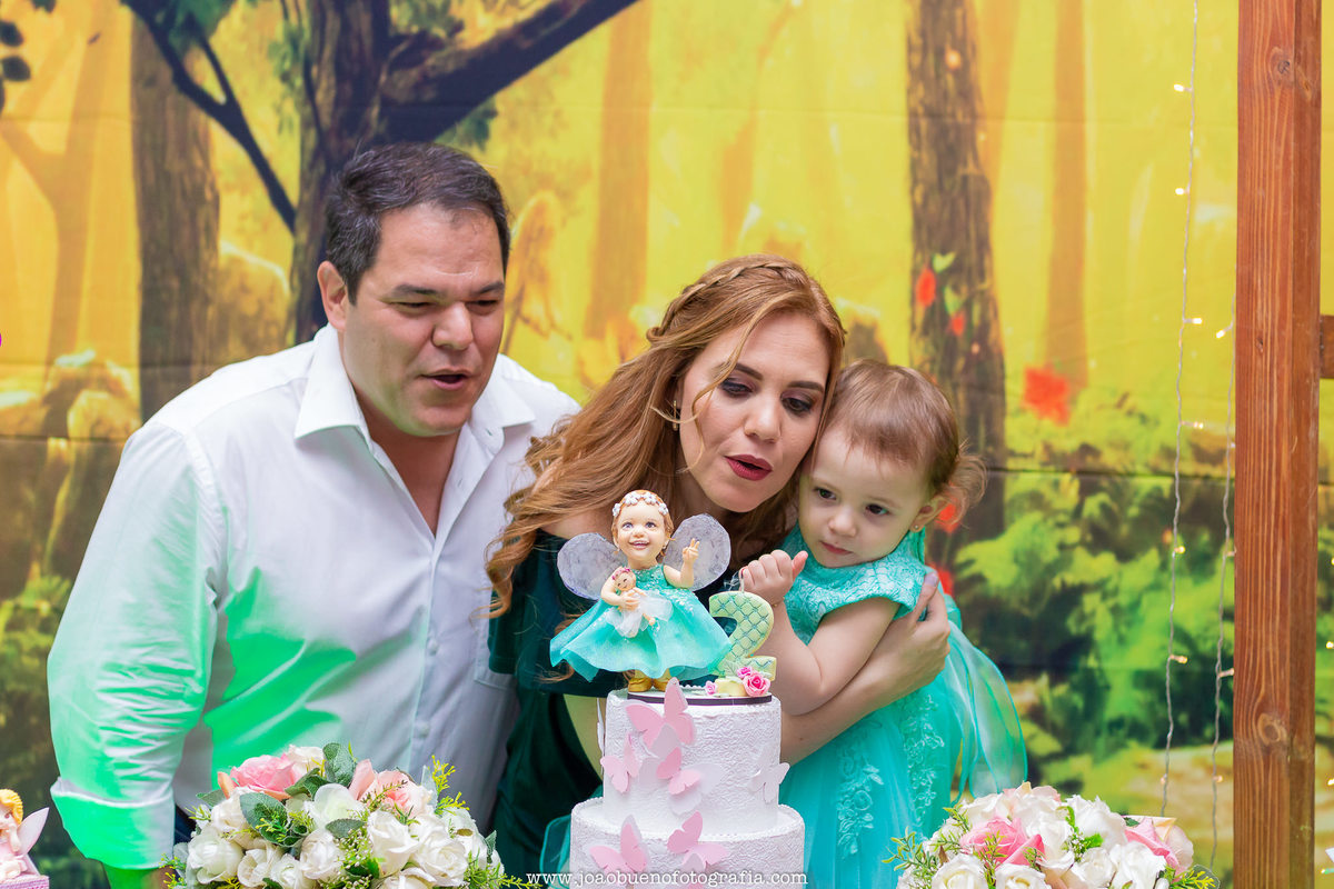 buffet pipoca 2 bauru, aniversário fada, família assoprando as velinhas