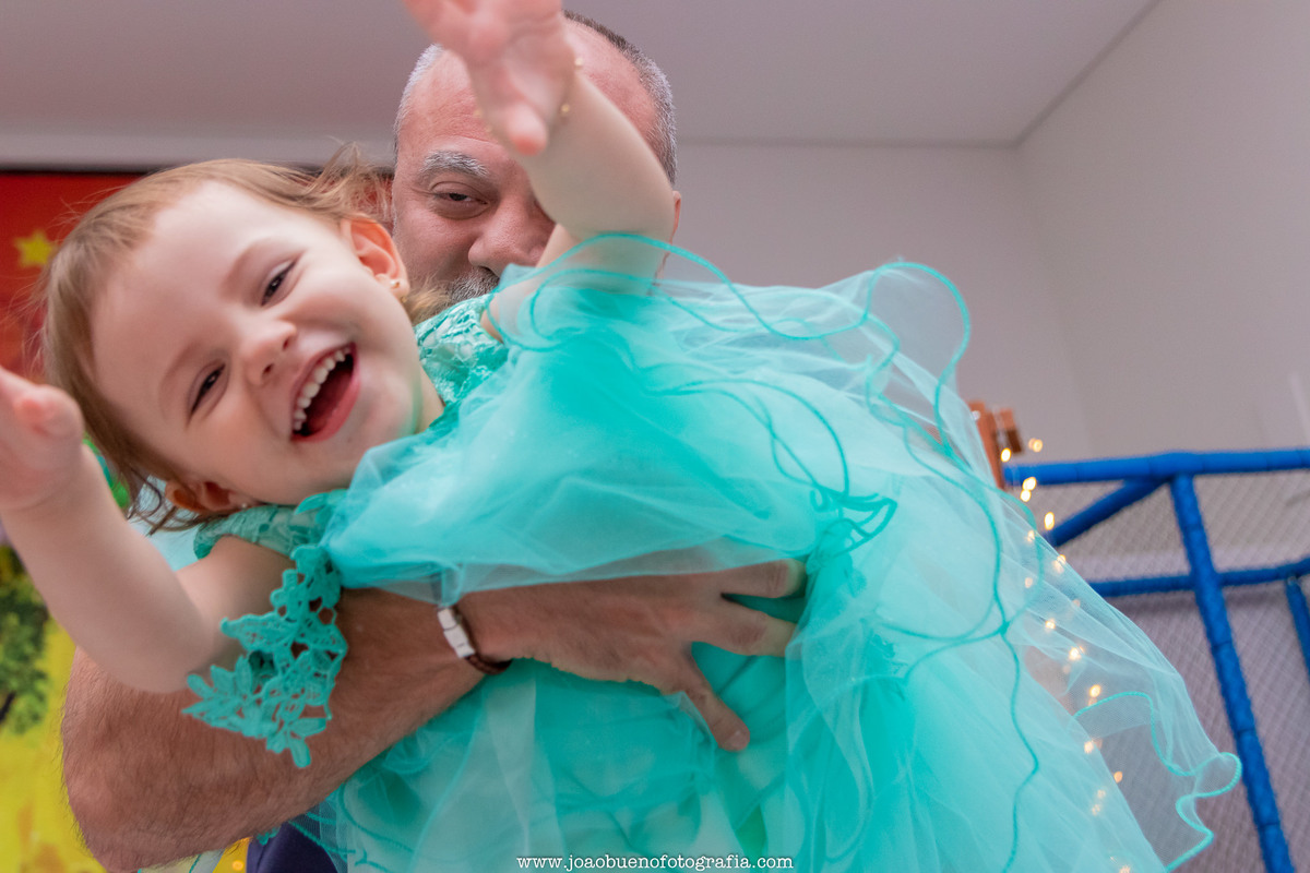 buffet pipoca 2 bauru, aniversário fada, avô e neta brincando, foto com avós em aniversário