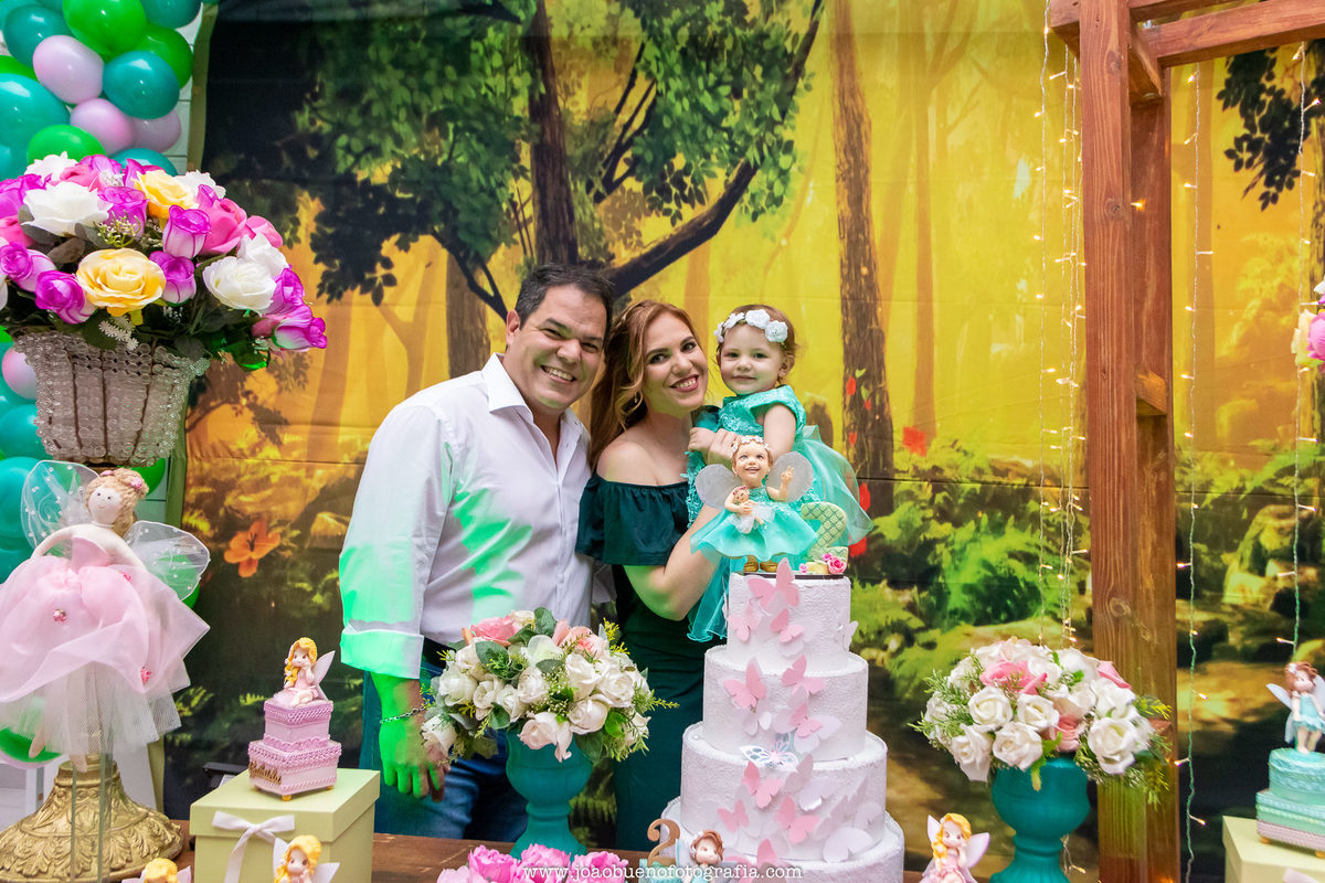 buffet pipoca 2 bauru, aniversário fada, foto com os pais na mesa do bolo, pais e filha em aniversário