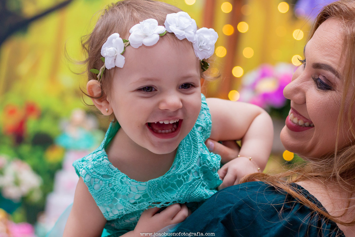 buffet pipoca 2 bauru, aniversário fada, mãe e filha sorrindo em seu aniversário, tiara de florzinha