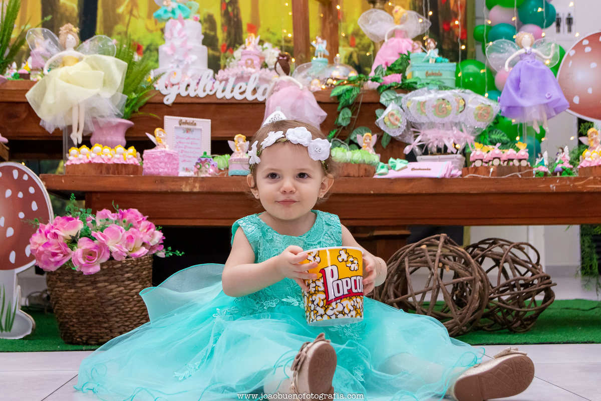 buffet pipoca 2 bauru, aniversário fada, aniversariante comendo pipoca, balde de pipoca, decoração fadas