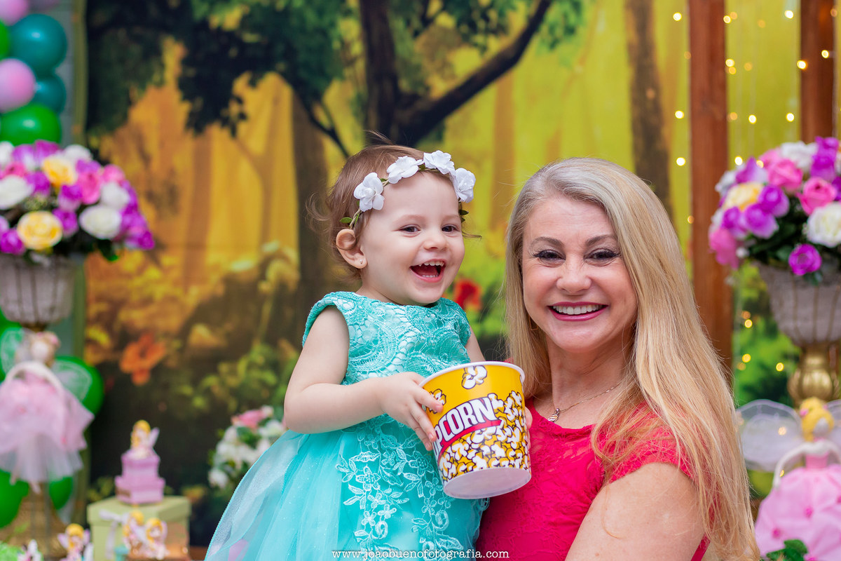 buffet pipoca 2 bauru, aniversário fada, foto com a madrinha, aniversariante e madrinha em seu aniversário, tiara de flores, vestido de fada