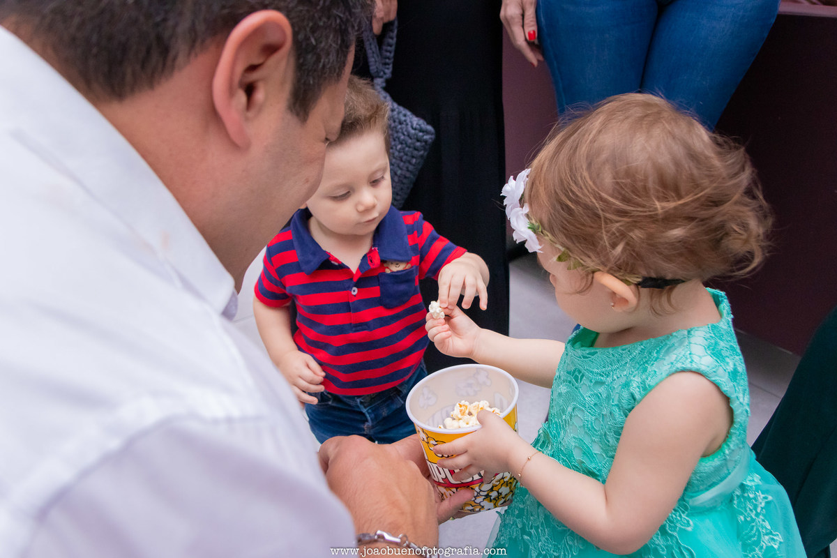buffet pipoca 2 bauru, aniversário fada, aniversariante distribuindo pipoca