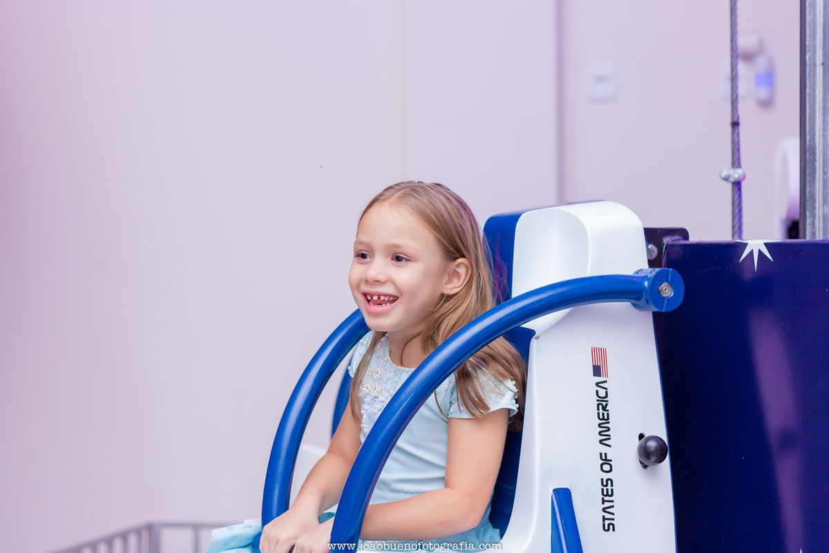 buffet pipoca 2 bauru, aniversário fada, criança brincando em aniversário, foguete de brinquedo