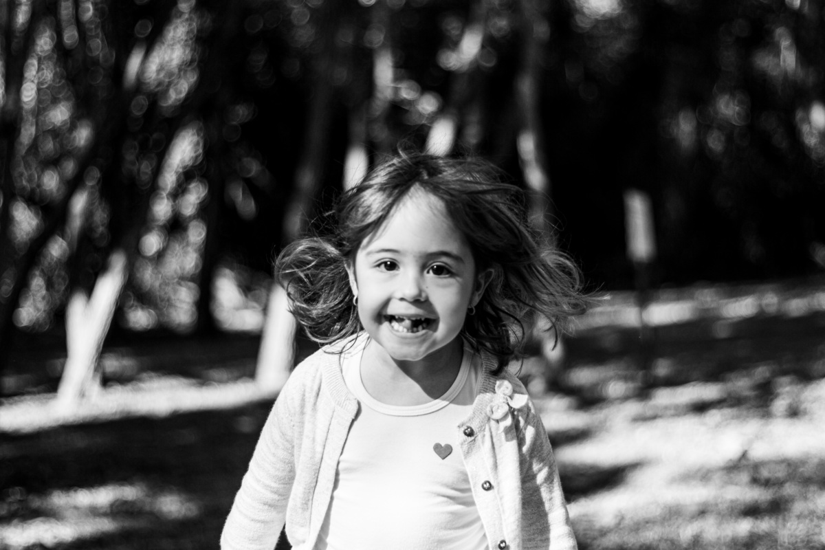 ensaio infantil, foto P&B de criança, criança pulando, jardim botânico bauru