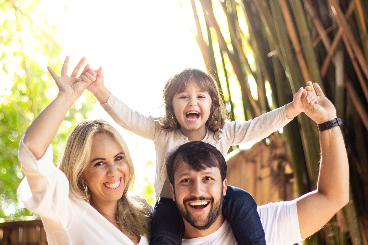 ensaio em família, família sorrindo para a foto, jardim botânico bauru