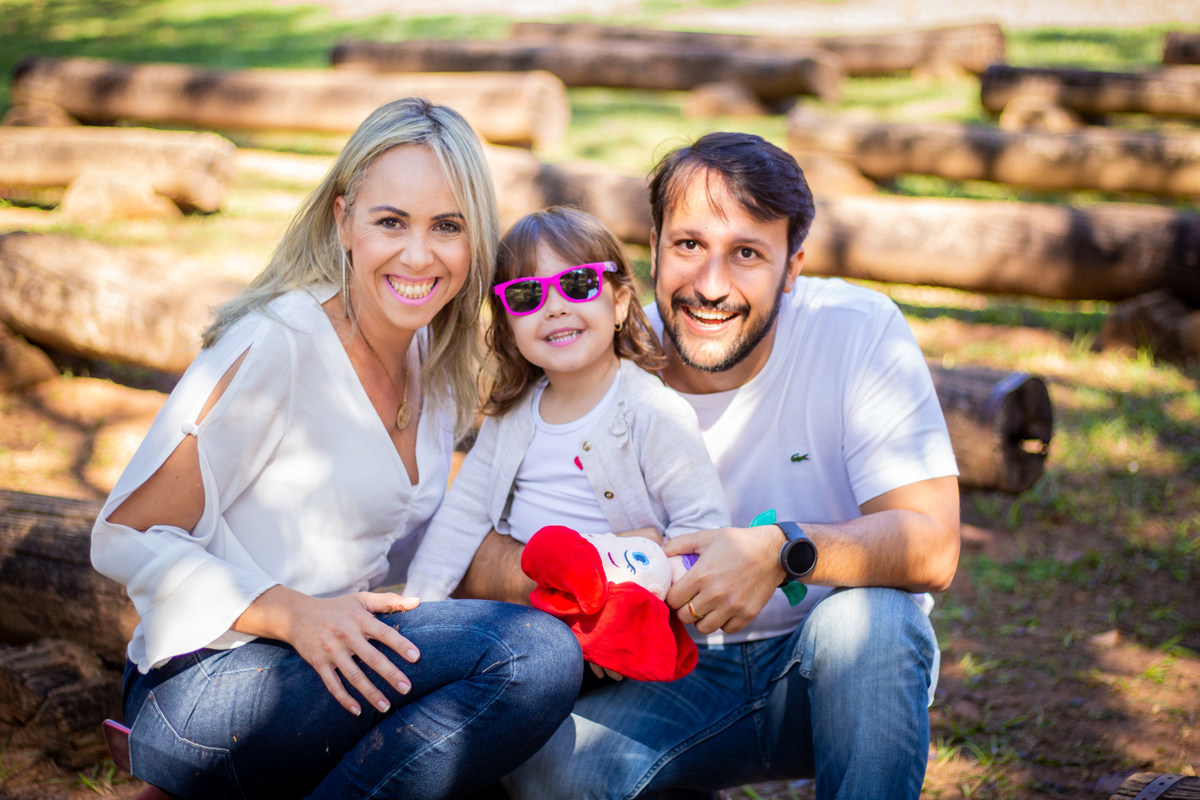 ensaio em família, foto com os pais, óculos de sol infantil, jardim botânico bauru