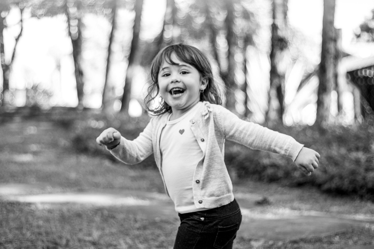 ensaio infantil P&B, criança pulando, jardim botânico bauru