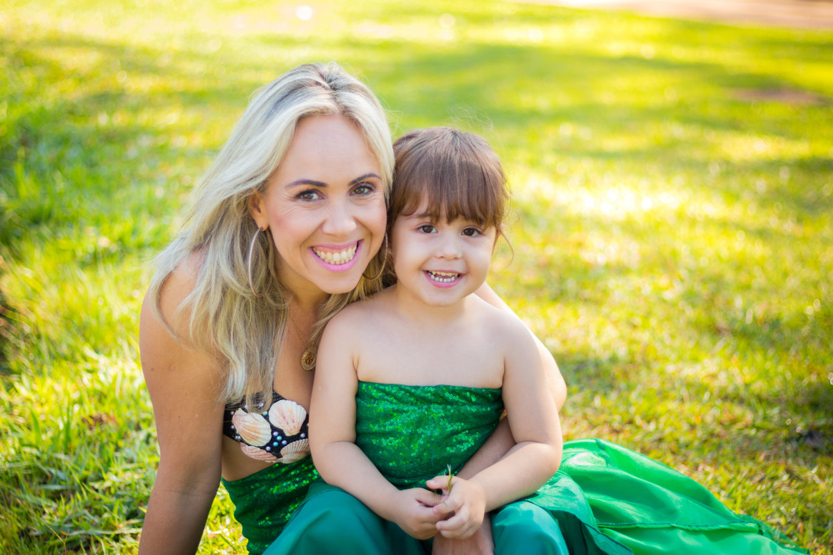 ensaio temático a pequena sereia, fantasia pequena sereia, ensaio mãe e filha, mãe e filha sorrindo, jardim botânico bauru