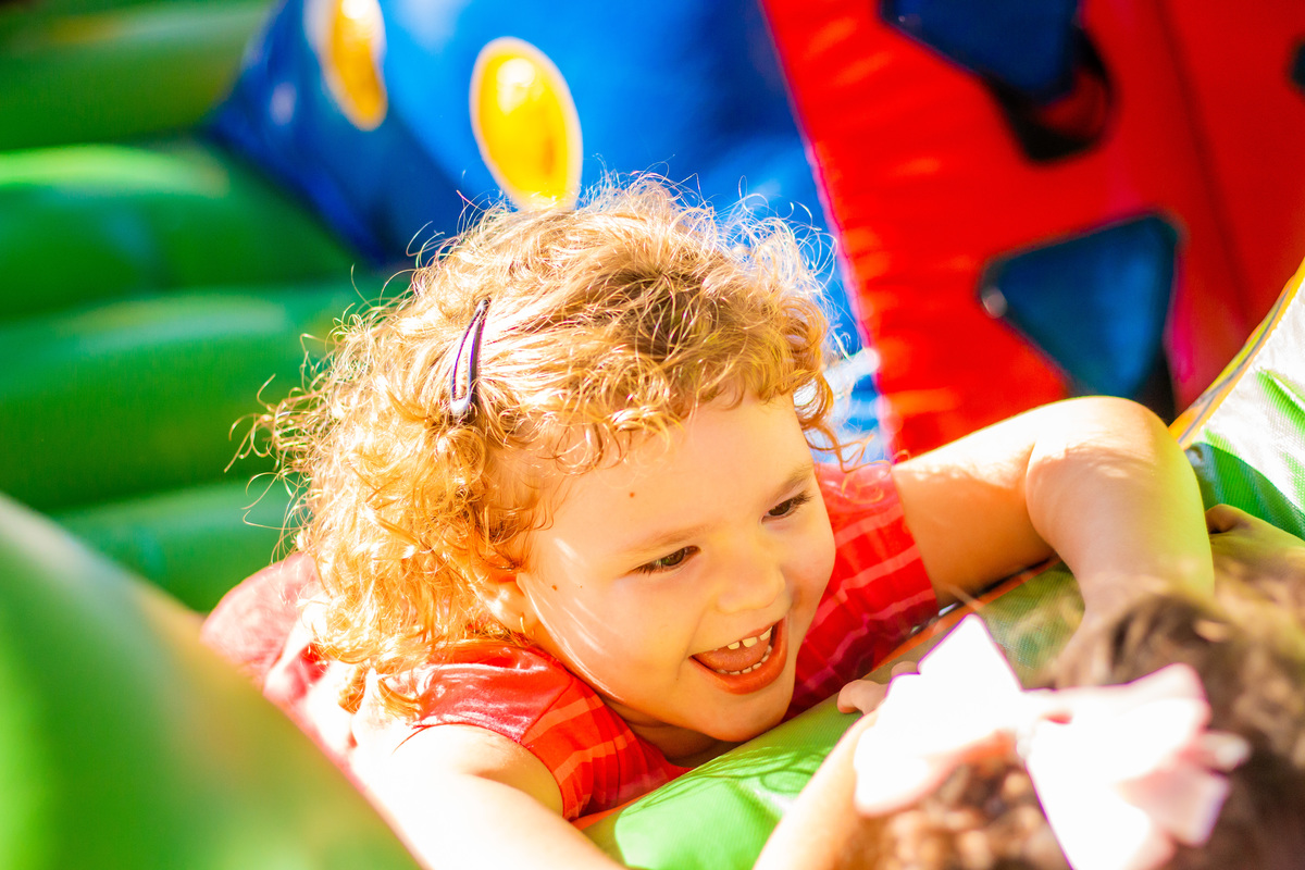 aniversário infantil em bauru, decoração sereia, decoração fundo do mar, aniversário de menina, criança brincando, menina loira brincando em aniversário