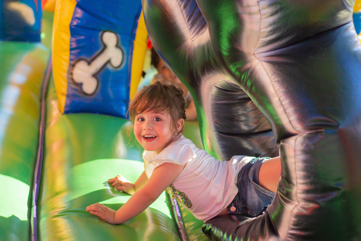 aniversário infantil em bauru, decoração sereia, decoração fundo do mar, aniversário de menina, aniversariante se divertindo em brinquedo inflável