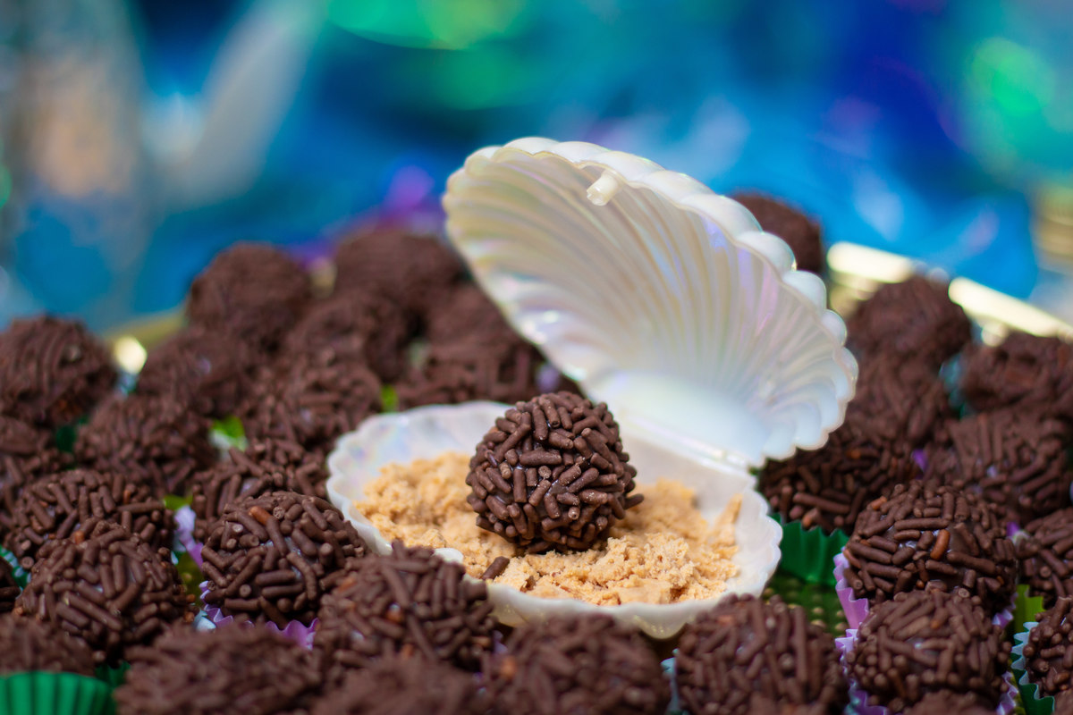 aniversário infantil em bauru, decoração sereia, decoração fundo do mar, aniversário de menina, brigadeiro, concha de decoração, doce personalizado de sereia