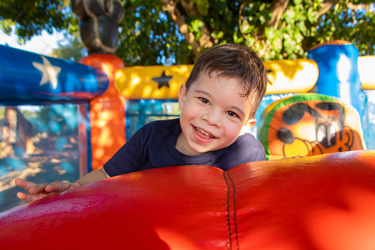 aniversário infantil em bauru, decoração sereia, decoração fundo do mar, aniversário de menina, menino sorrindo em brinquedo