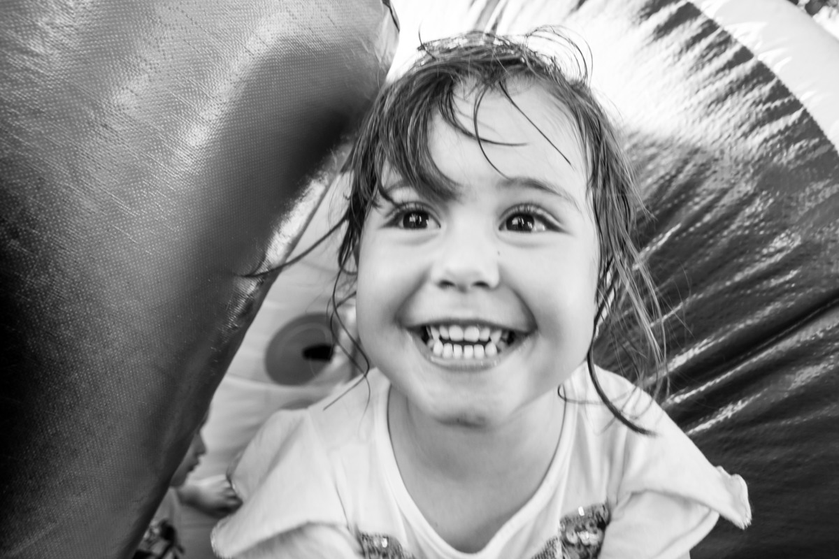 aniversário infantil em bauru, decoração sereia, decoração fundo do mar, aniversário de menina, aniversariante sorrindo, foto espontanea 