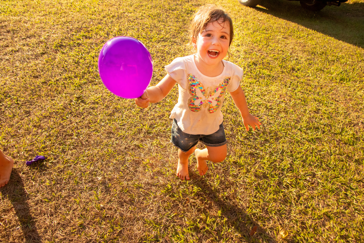 aniversário infantil em bauru, decoração sereia, decoração fundo do mar, aniversário de menina, aniversariante brincando de bexiga em aniversário