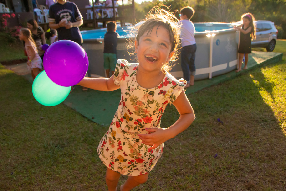 aniversário infantil em bauru, decoração sereia, decoração fundo do mar, aniversário de menina, menina brincando de bexiga em aniversário 