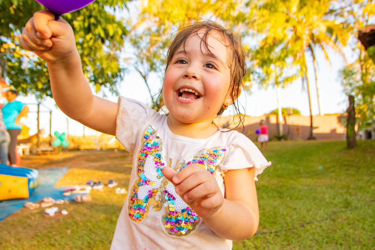 aniversário infantil em bauru, decoração sereia, decoração fundo do mar, aniversário de menina, aniversariante se divertindo com bexiga, aniversário ao ar livre