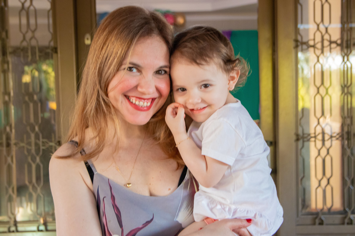 aniversário infantil em bauru, decoração sereia, decoração fundo do mar, aniversário de menina, mãe e filha sorrindo na foto