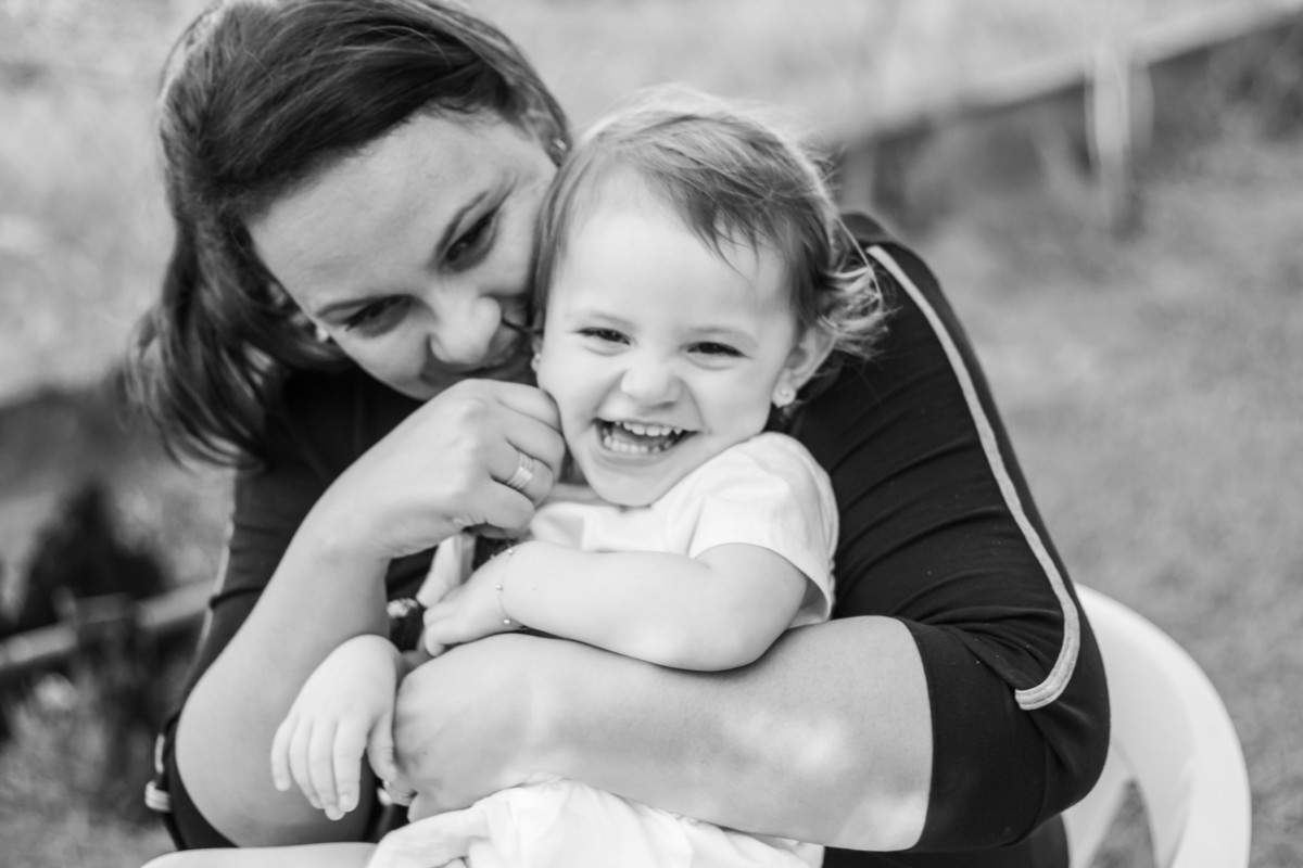 aniversário infantil em bauru, decoração sereia, decoração fundo do mar, aniversário de menina, tia fazendo carinho na sobrinha 