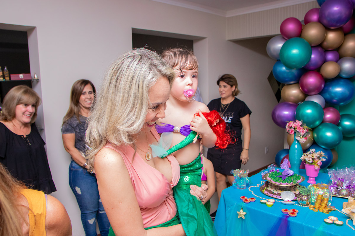 aniversário infantil em bauru, decoração sereia, decoração fundo do mar, aniversário de menina, hora do parabéns, mãe e filha na hora do parabéns