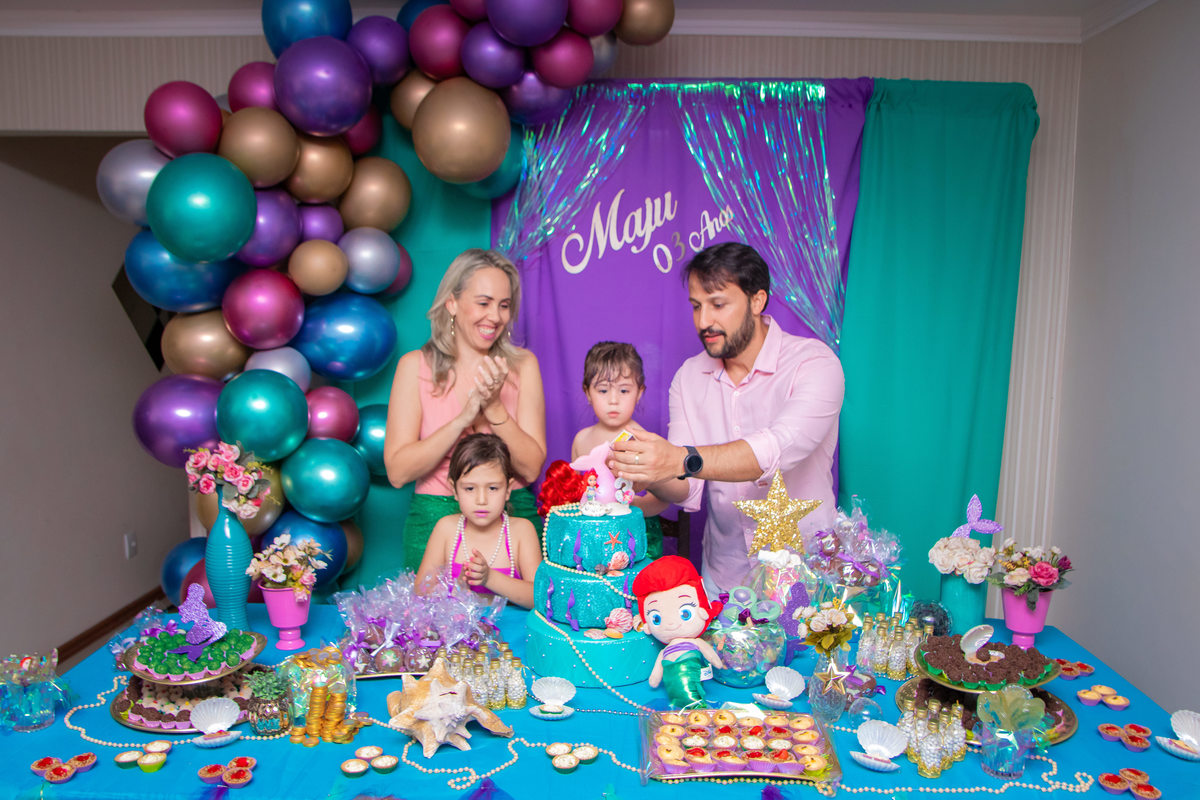 aniversário infantil em bauru, decoração sereia, decoração fundo do mar, aniversário de menina, hora do parabéns, pais e filha cantando parabéns