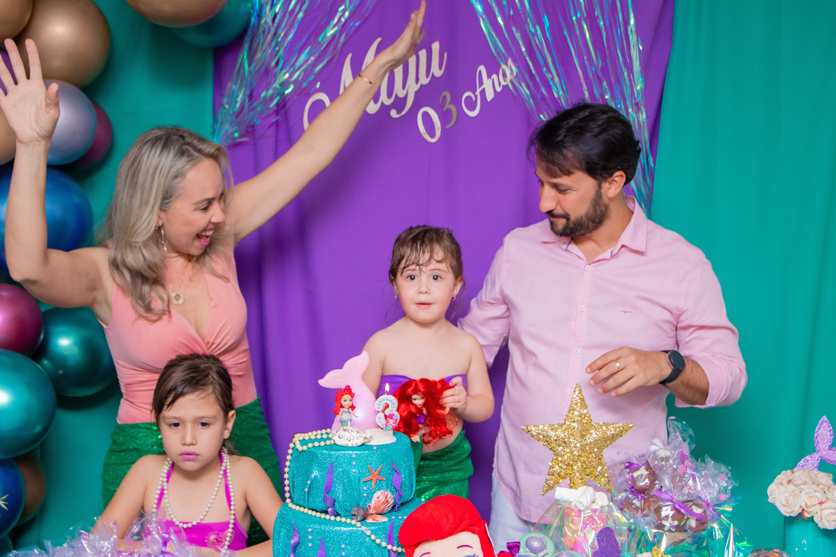 aniversário infantil em bauru, decoração sereia, decoração fundo do mar, aniversário de menina, família cantando parabéns