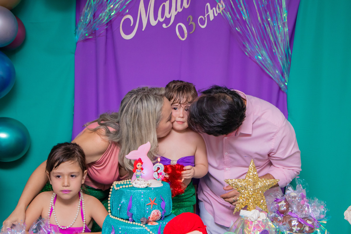 aniversário infantil em bauru, decoração sereia, decoração fundo do mar, aniversário de menina, pais dando beijo na filha em aniversário