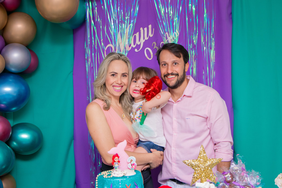 aniversário infantil em bauru, decoração sereia, decoração fundo do mar, aniversário de menina, pais e filha na mesa do bolo, pais e filha sorrindo para a foto
