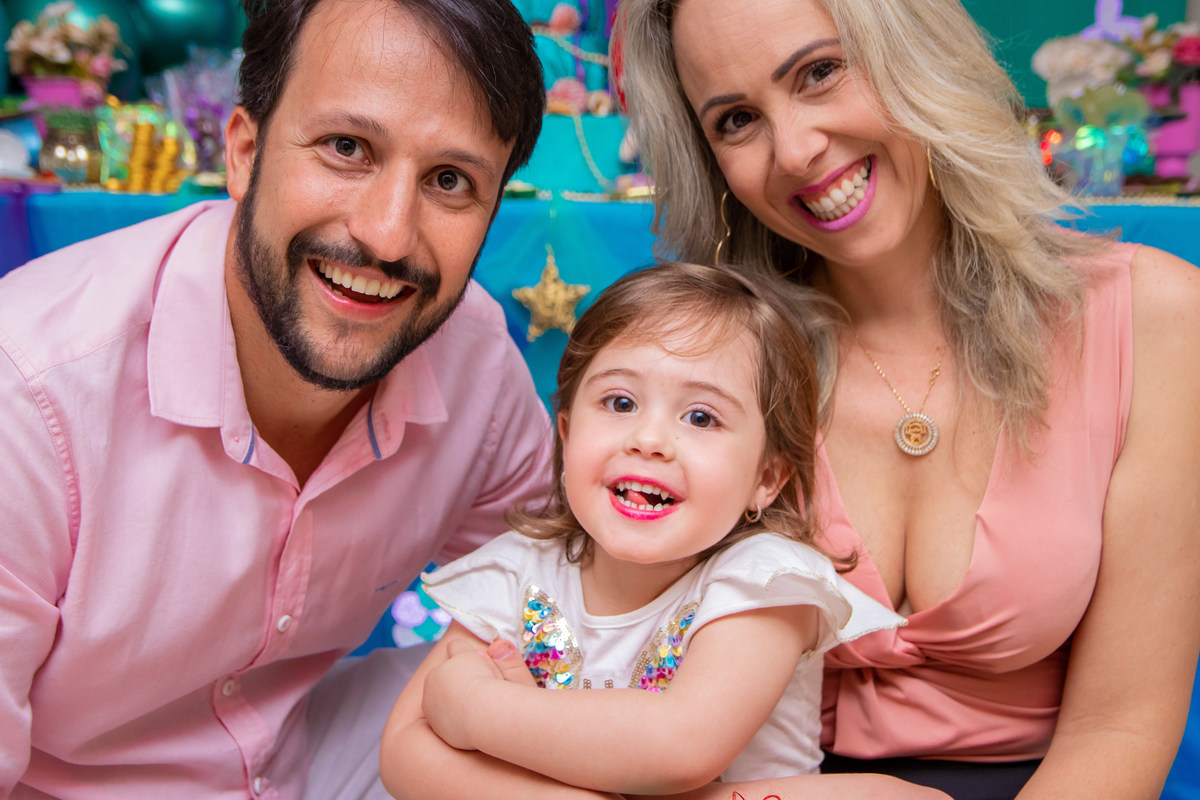 aniversário infantil em bauru, decoração sereia, decoração fundo do mar, aniversário de menina. Foto em família no aniversário infantil
