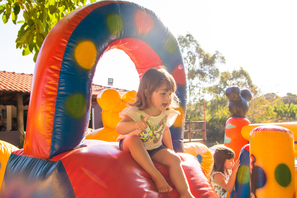 aniversário infantil em bauru, decoração sereia, decoração fundo do mar, aniversário de menina, aniversariante brincando ao ar livre