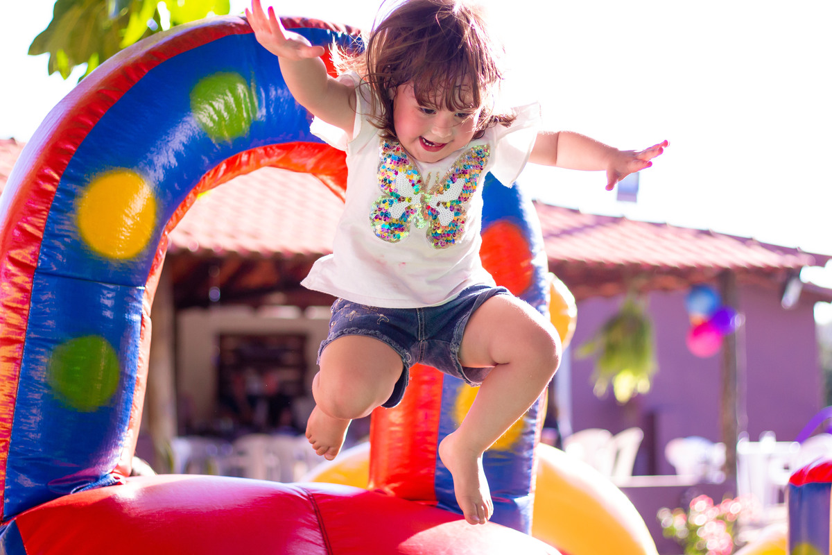 aniversário infantil em bauru, decoração sereia, decoração fundo do mar, aniversário de menina, aniversariante pulando no brinquedo inflável 