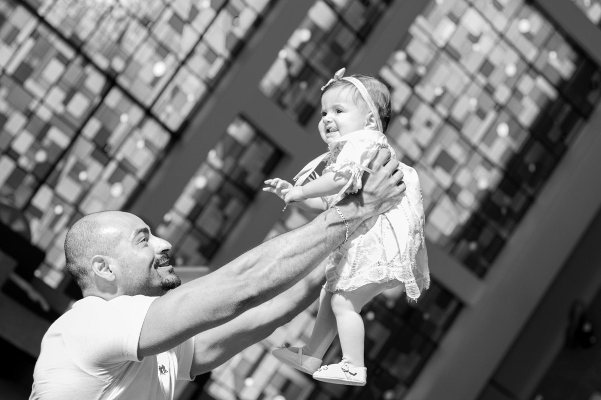 Paróquia Universitária do Sagrado Coração de Jesus - Bauru, tio brincando com sobrinha em seu batismo