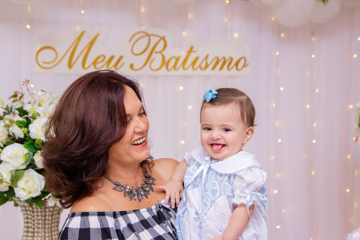 Paróquia Universitária do Sagrado Coração de Jesus - Bauru, bebe e tia em seu batismo, decoração batismo