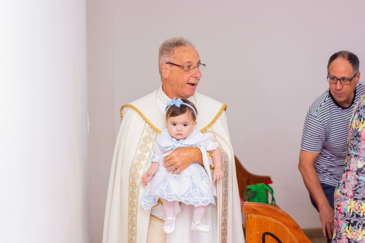 Paróquia Universitária do Sagrado Coração de Jesus - Bauru, padre apresentando a bebe no batismo