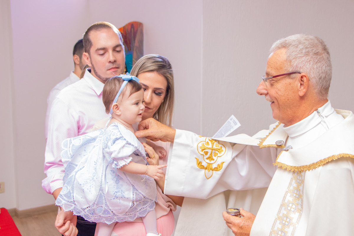 Paróquia Universitária do Sagrado Coração de Jesus - Bauru, padre ungindo a criança no batismo