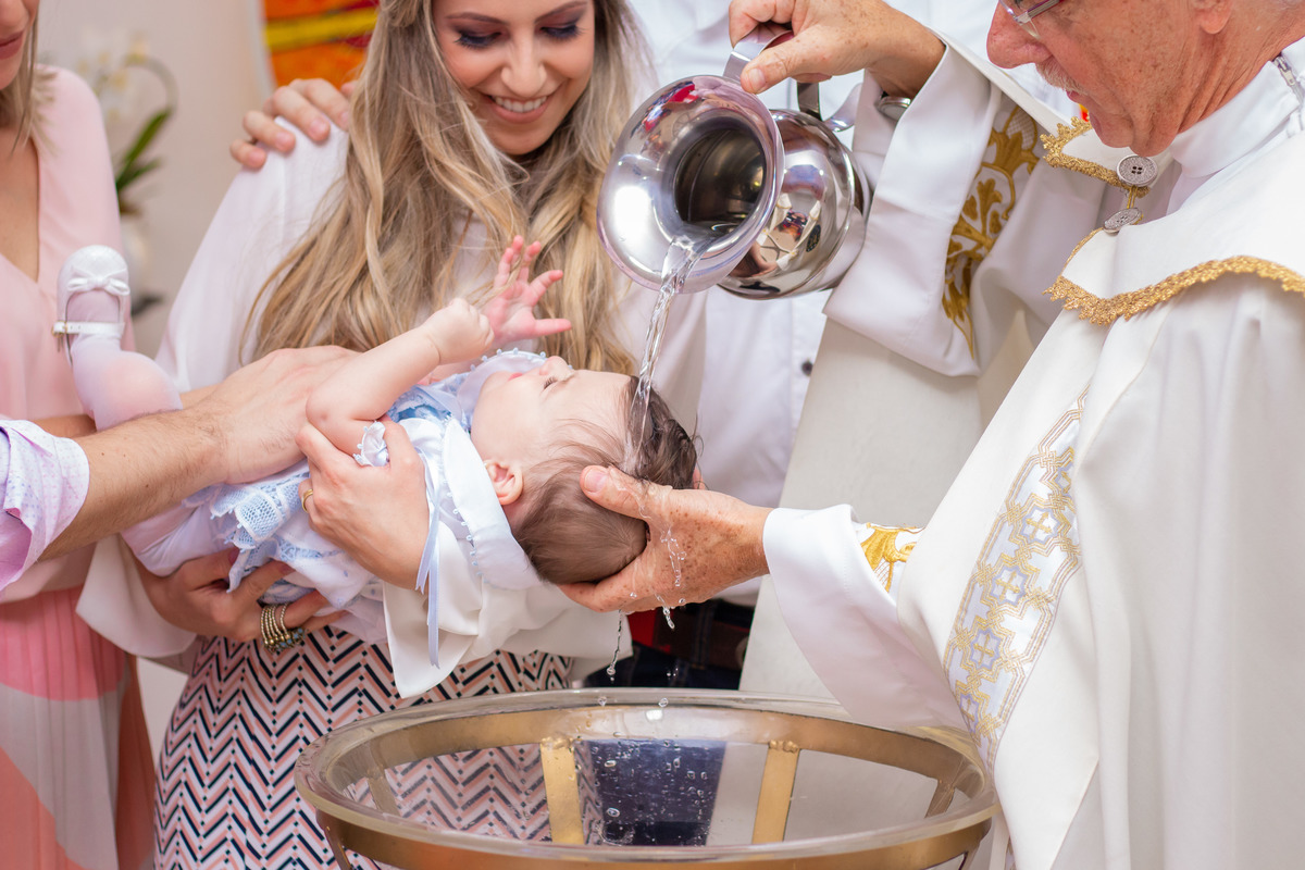 Paróquia Universitária do Sagrado Coração de Jesus - Bauru, pia batismal, hora do batismo, agua caindo na cabeça do bebe