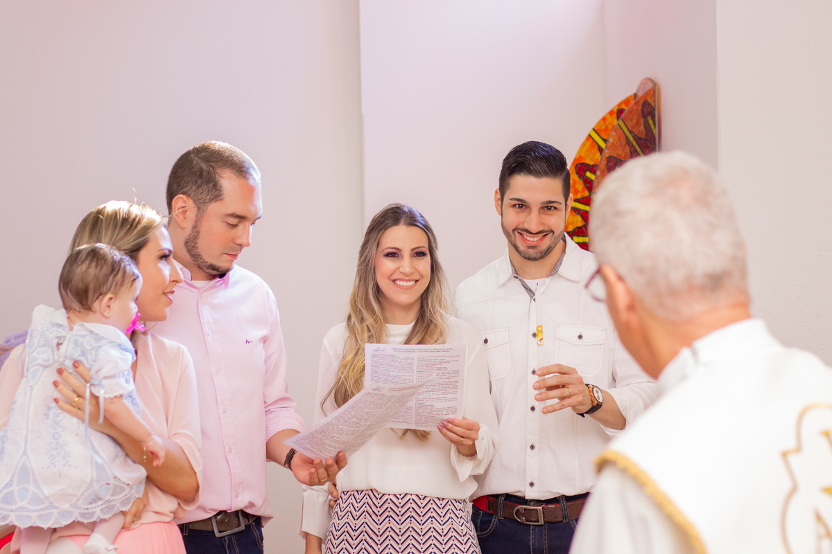 Paróquia Universitária do Sagrado Coração de Jesus - Bauru, familia recebendo o certificado do batismo