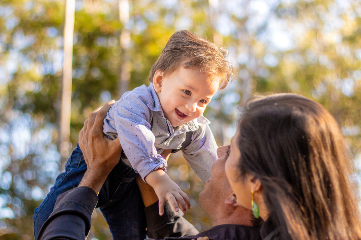 horto florestal de bauru, ensaio em familia, ensaio externo em familia, pais e filho brincando de aviãozinho 