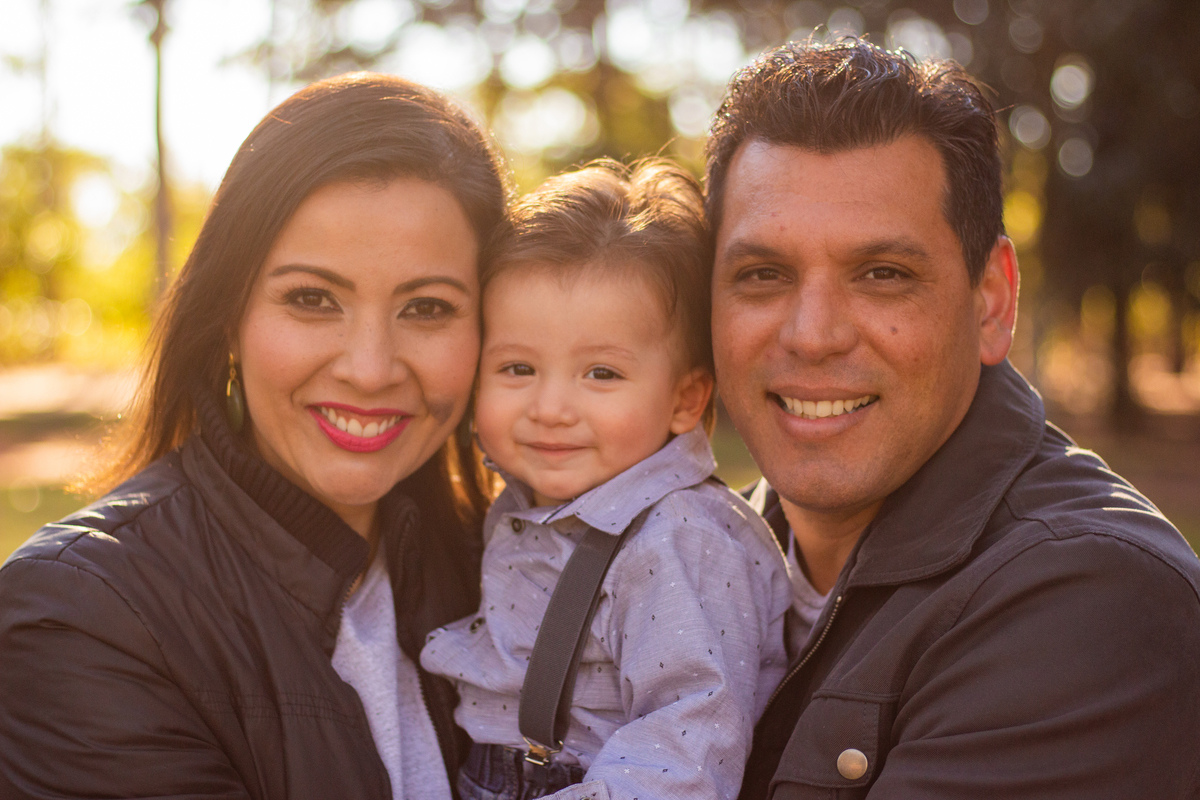 horto florestal de bauru, ensaio em familia, ensaio externo em familia, familia sorrindo para a foto, ensaio com nene de 1 ano