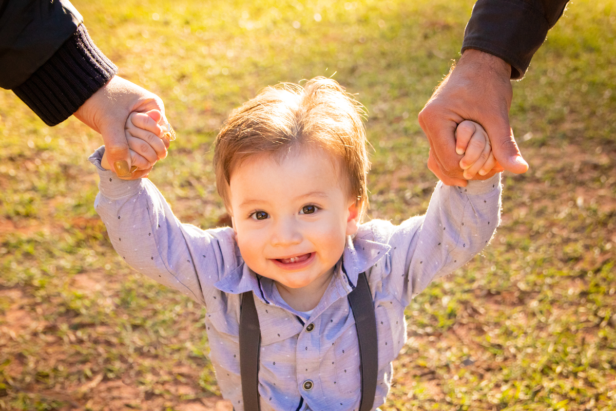 horto florestal de bauru, ensaio em familia, ensaio externo em familia, ensaio com bebe de 1 ano, bebe segurando as mãos dos pais