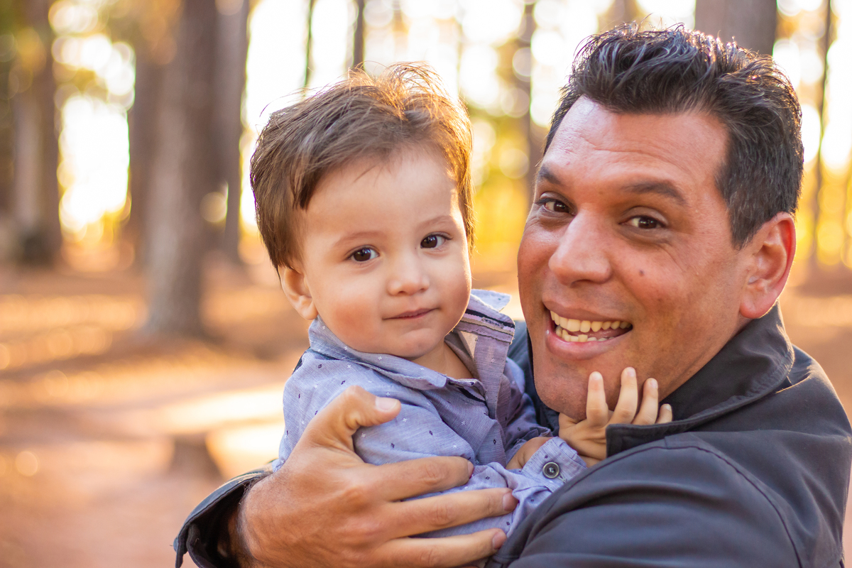 horto florestal de bauru, ensaio em familía, ensaio externo em familía, foto pai e filho, pai e filho se abraçando, bebe abraçando seu pai